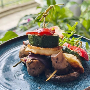 Szaszłyki z grillowanym serem halloumi